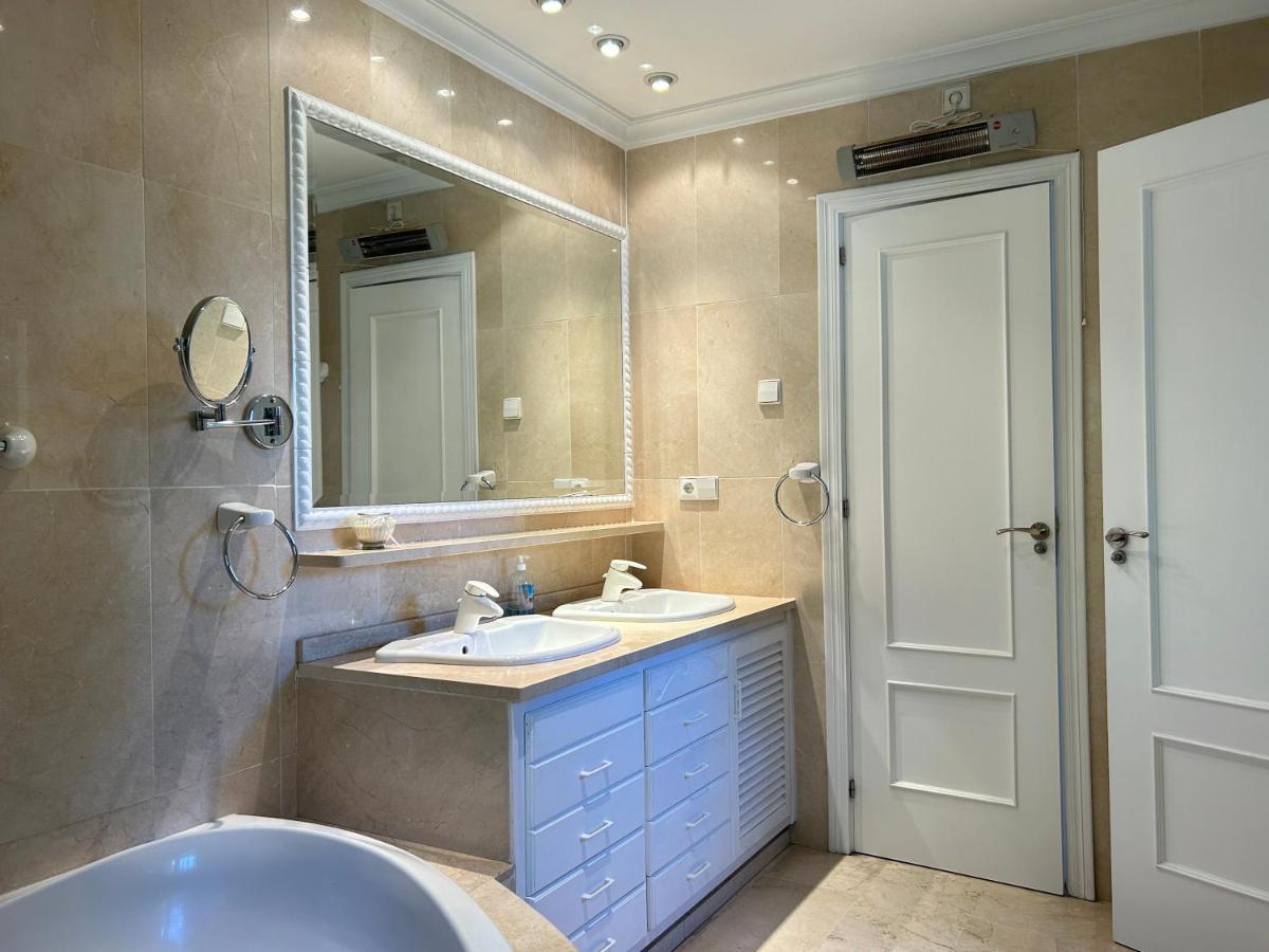 Close To The In Villa Marbella